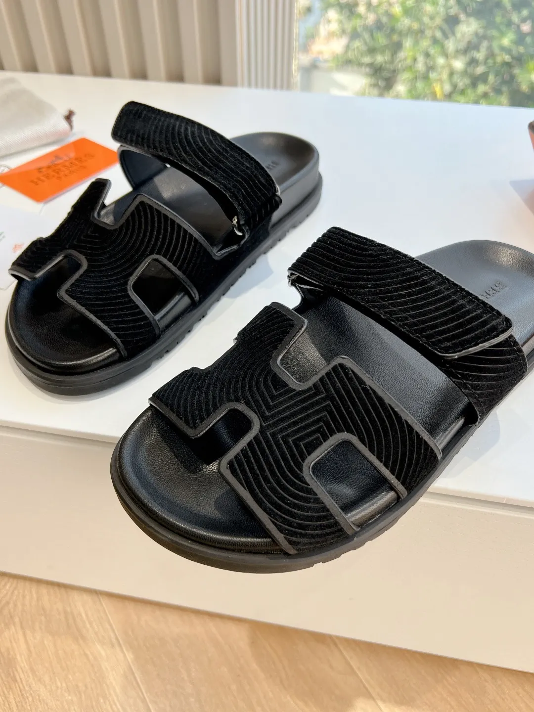 👟👟Ex-factory price 440👟👟 Men's size +10 H family 2024 spring and summer new style HERMES Hermes' recently popular couple's shoes, pig nose angle sandals and slippers, paired with various colorful socks, extremely trendy. Upper lining: imported original material. Outsole: non-slip and wear-resistant outsole. Size: Female 35-42 (40/42 non-returnable and non-exchangeable) Men’s size: 39-45 (45 is non-refundable and non-exchangeable)